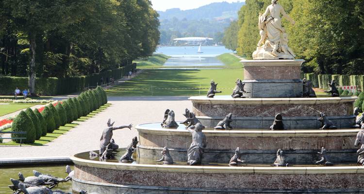 Fontaine devant un jardin à la française.
