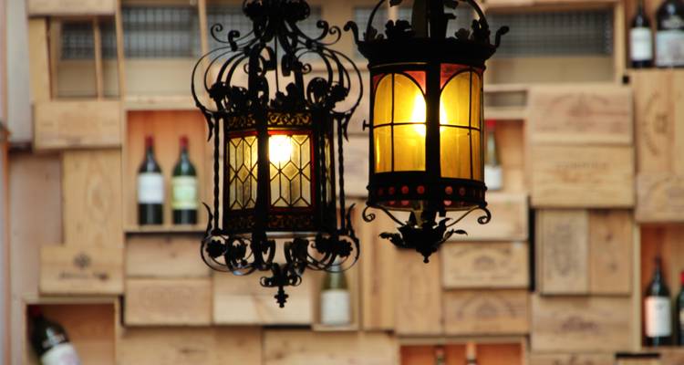 Lanternes illuminées à la lueur chaleureuse.