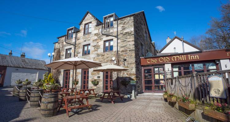Gemütliches Gasthaus mit Außenbestuhlung und einladender Atmosphäre.