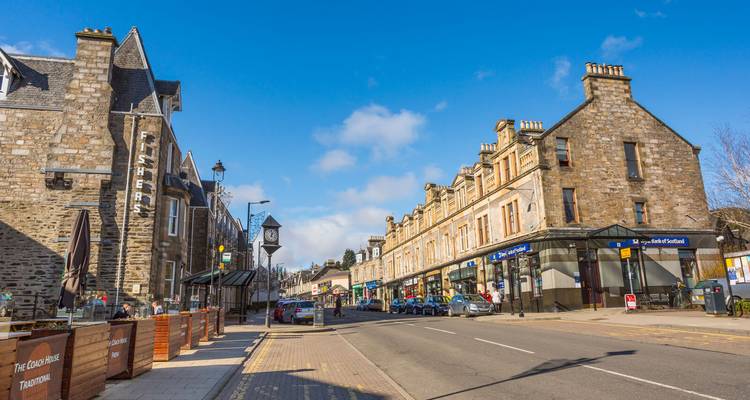 Straßenansicht mit alten Steingebäuden und entspannter Atmosphäre.
