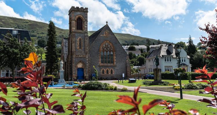 Kirche umgeben von Grün in ländlicher Umgebung.