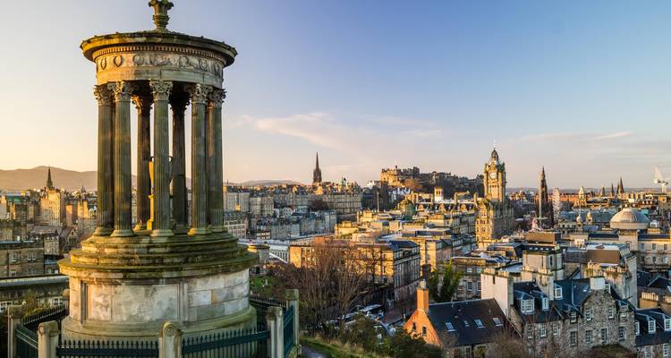 Blick auf die Stadt Edinburgh mit dem Dugald Stewart Monument im Vordergrund.