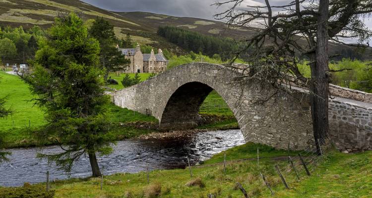 Historische Steinbrücke über einem malerischen Fluss.