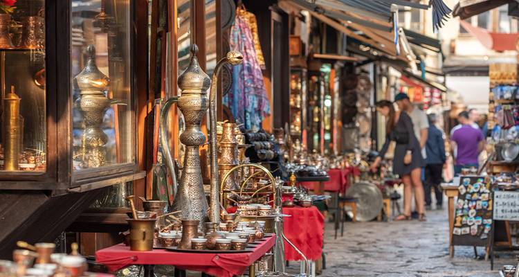 Étals de marché présentant de la ferronnerie et d'autres articles traditionnels.
