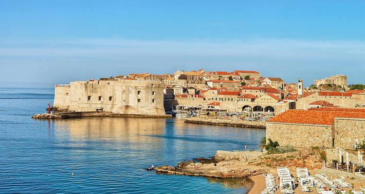 Les remparts de Dubrovnik et la vieille ville au bord de mer.