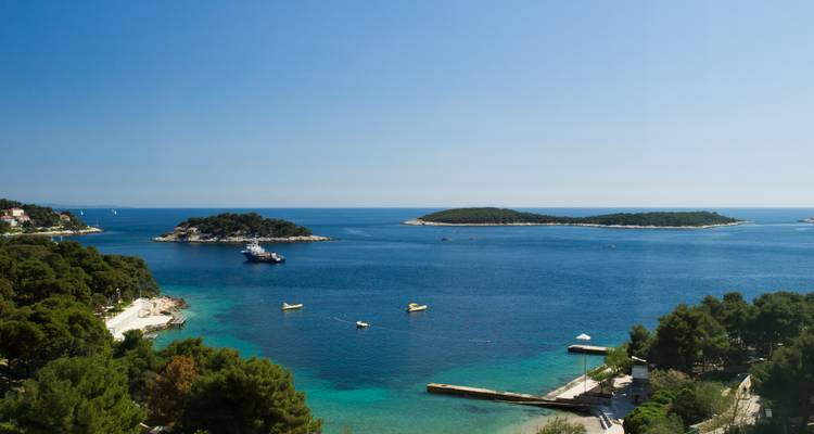 Vue aérienne d'îles et de mer bleue cristalline.