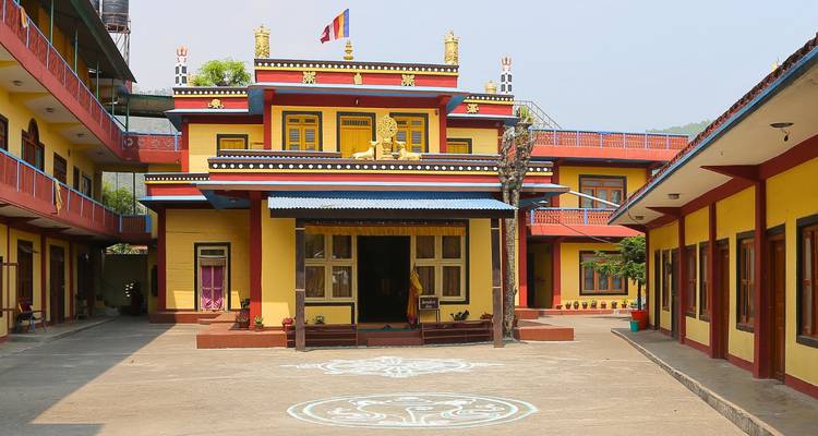 Monasterio budista con arquitectura colorida.