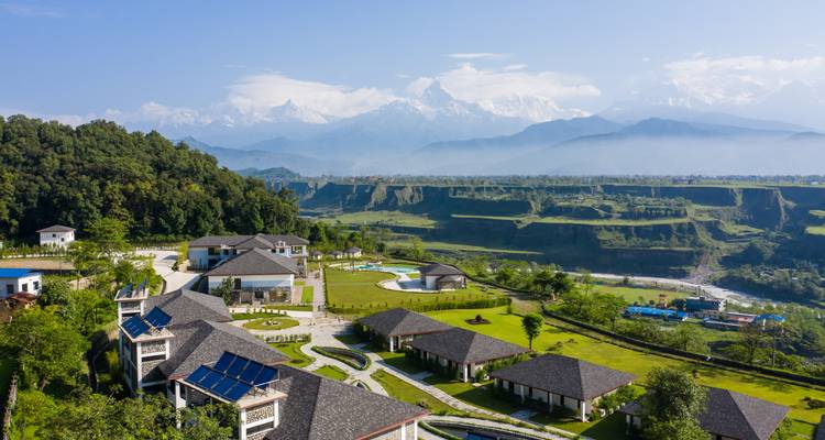 Un resort con un pintoresco telón de fondo montañoso.