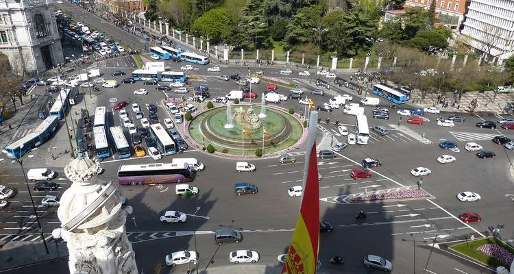 Busy roundabout with a fountain in Madrid, viewed from above.