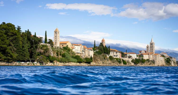 Eine historische Küstenstadt mit ausgeprägter mittelalterlicher Architektur.
