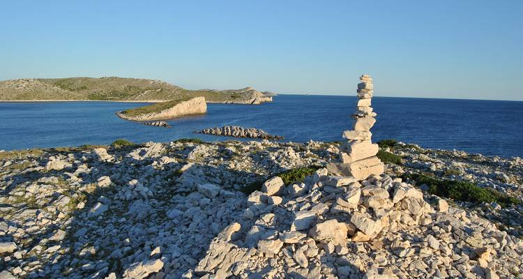 Felsige Küste mit einem Steinturm mit Blick auf das Meer.