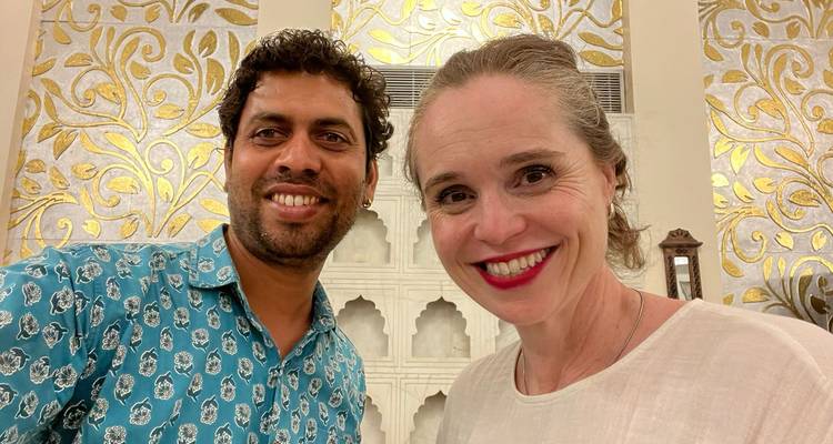 Portrait selfie de deux personnes souriantes à l'intérieur.