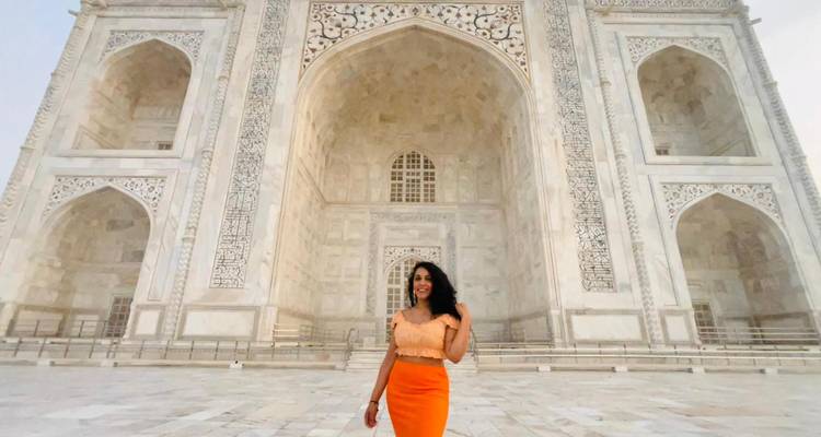 Femme posant devant le Taj Mahal.