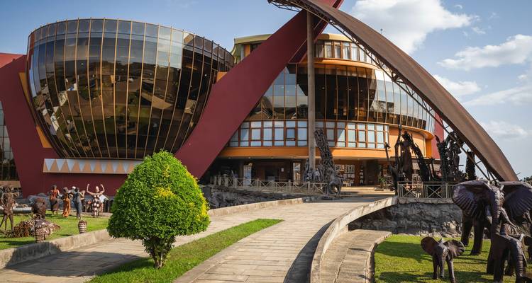 Edificio moderno con esculturas de animales en frente.