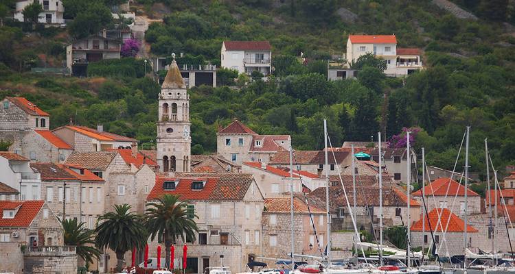 Pueblo costero con una iglesia y barcos.