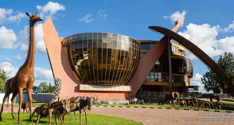 Architecture unique avec des statues d'animaux devant un bâtiment moderne.