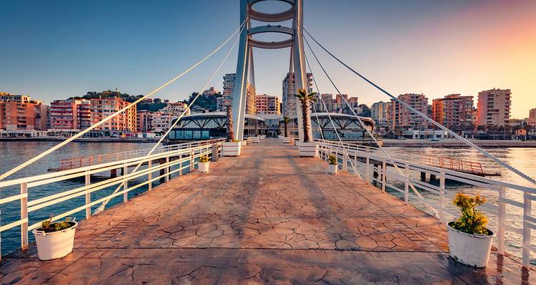 Escalier menant à un point de vue panoramique avec des bâtiments modernes, Saranda, Albanie.