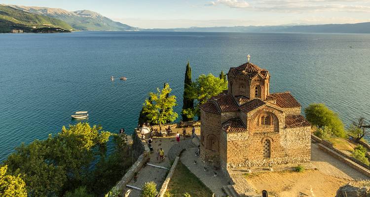 Église historique au bord du lac Ohrid, Macédoine, avec une vue imprenable sur l'eau et les montagnes.