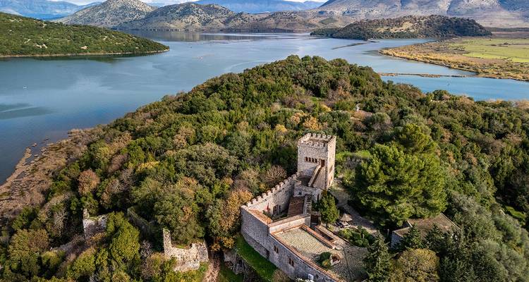 Vue aérienne d'un château médiéval entouré d'un paysage naturel, Butrint, Albanie.