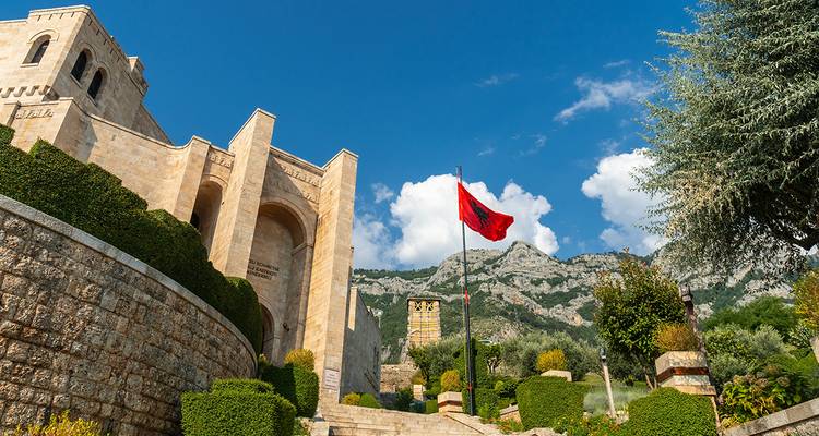 Monument historique avec le drapeau albanais au premier plan, Kruje, Albanie.
