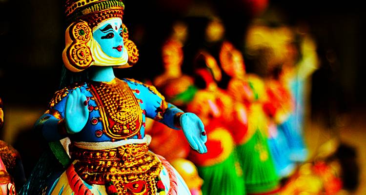 Bunte traditionelle indische Puppen in der Auslage.