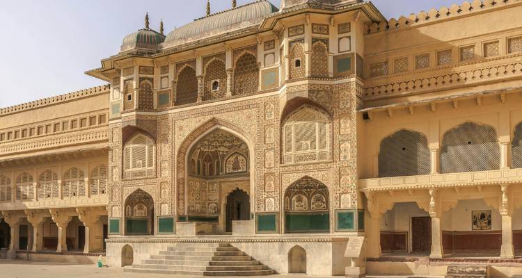Fachada intrincadamente detallada del patio del Fuerte de Ámbar.