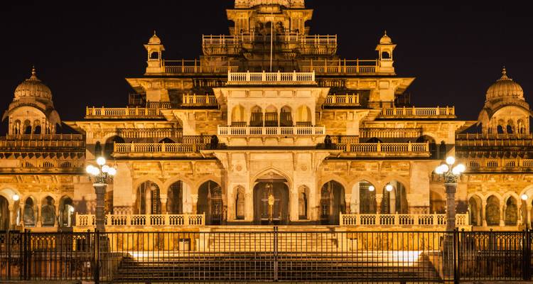 Museo Albert Hall iluminado por la noche con arquitectura detallada.