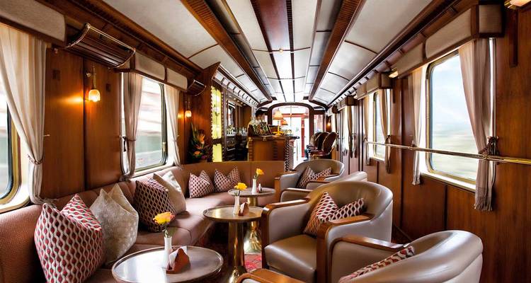 Luxuriöser Salon-Waggon-Innenraum mit komfortablen Sitzgelegenheiten.