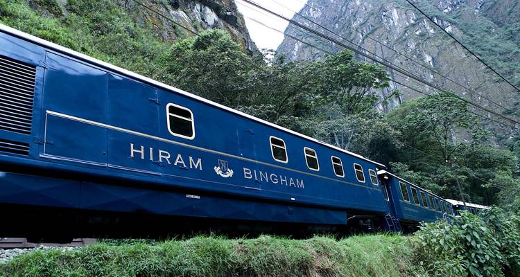 Hiram Bingham Zug in einer Berglandschaft.