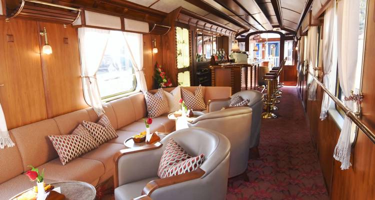 Elegantes Salonwagen-Interieur eines Luxuszuges.