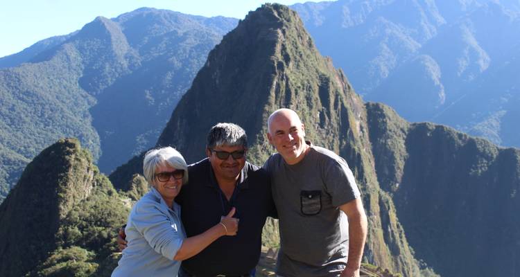 Zwei Personen posieren mit Machu Picchu im Hintergrund.