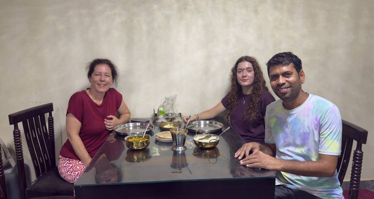 Trois personnes prenant un repas ensemble à l'intérieur.