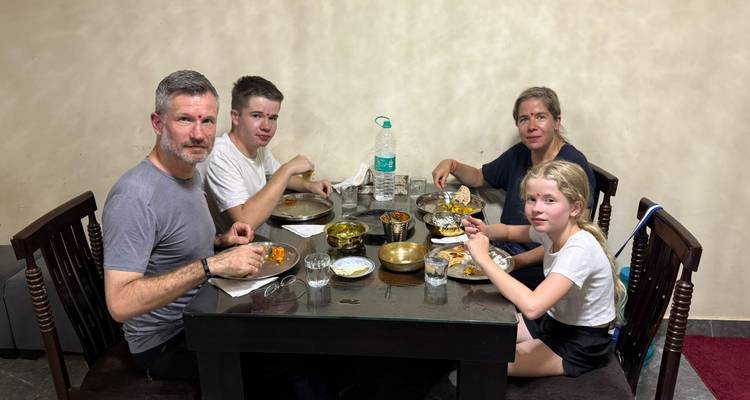 Famille dînant ensemble à une table.