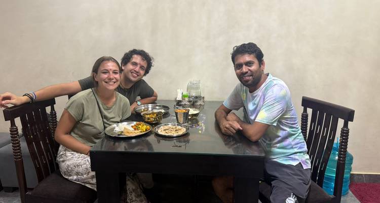 Trois personnes prenant un repas à une table à manger.