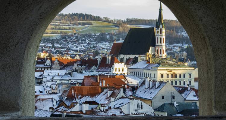Vue de Cesky Krumlov à travers une ouverture voûtée.