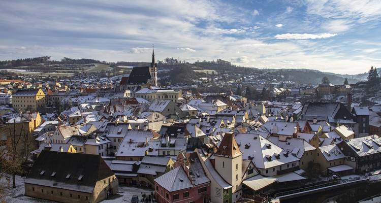 Vue panoramique de Cesky Krumlov couvert de neige.