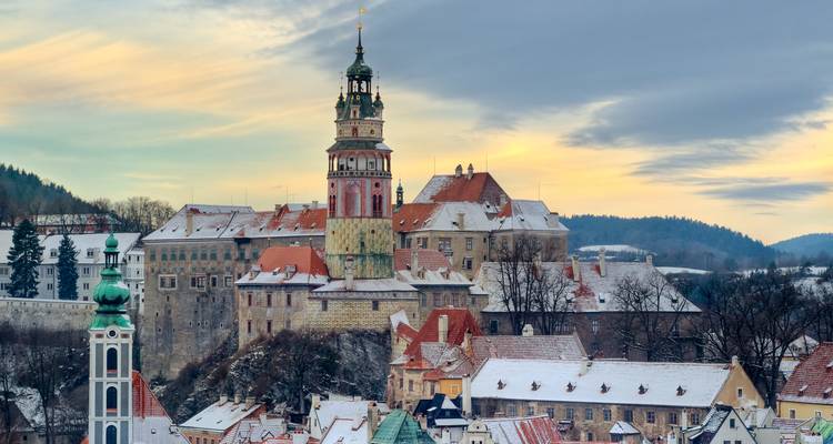 Vue du coucher de soleil sur le château et la ville de Cesky Krumlov.