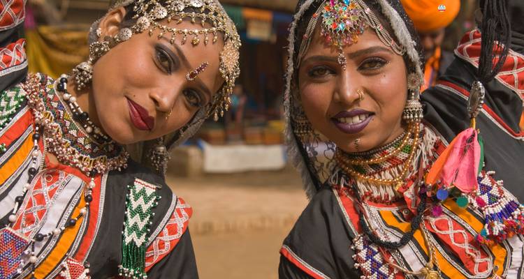 Dos mujeres con vestimenta tradicional.