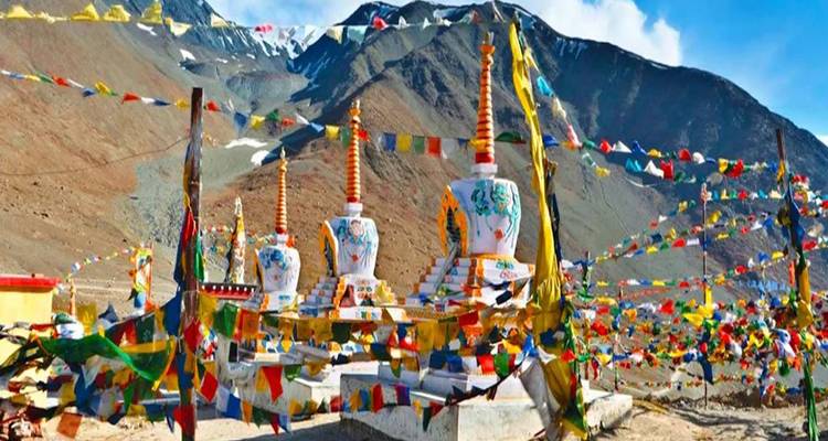 Stupas bouddhistes et drapeaux de prière dans l'Himalaya.