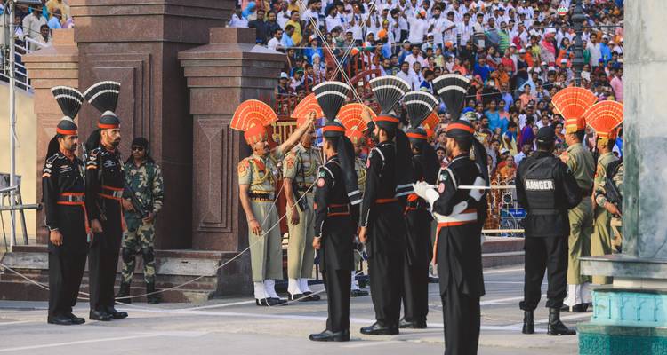 Ceremonia de guardia fronteriza en la frontera de Wagah.