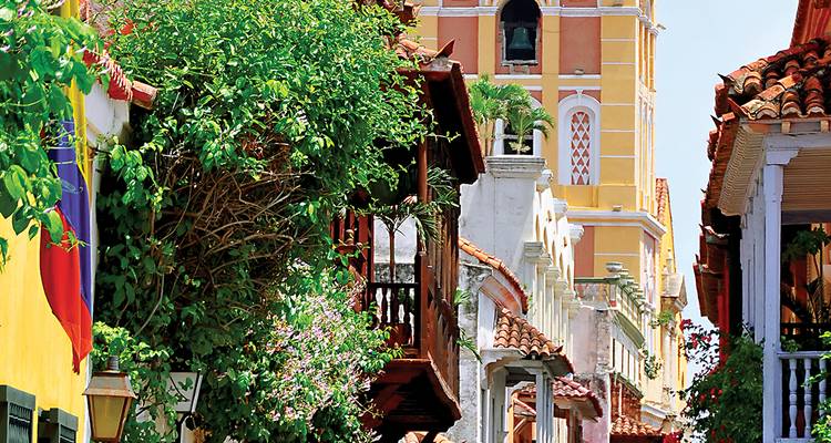 Scène de rue colorée de Carthagène avec une architecture vibrante.