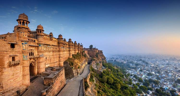 Panoramisch uitzicht op het fort van Gwalior met zicht op de stad.