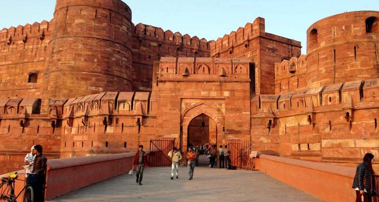 Bezoekers bij de ingang van het fort van Agra.