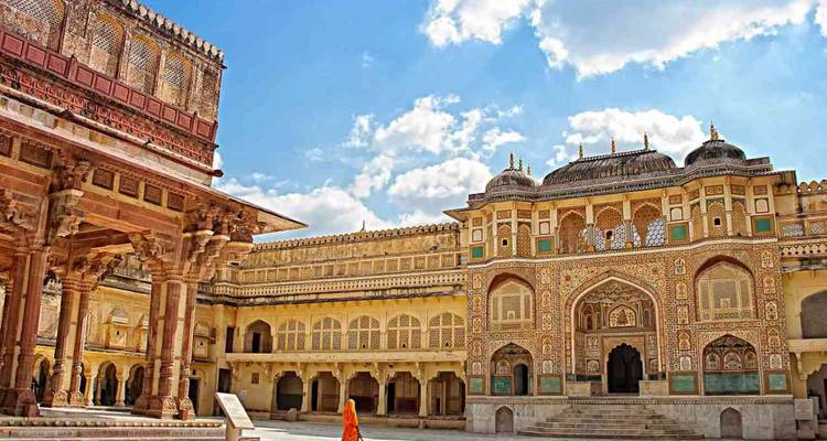 Binnenplaats van Amber Fort met ingewikkelde architectuur.