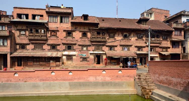 Bâtiments historiques en brique dans une petite ville avec un plan d'eau.