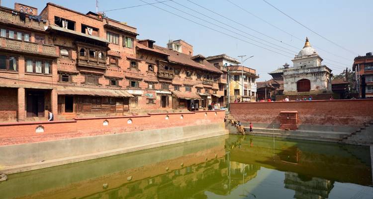 Ville historique avec architecture en brique et eau.