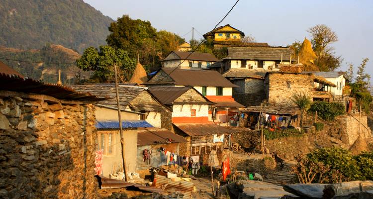 Rustieke dorpshuizen op een heuvel.
