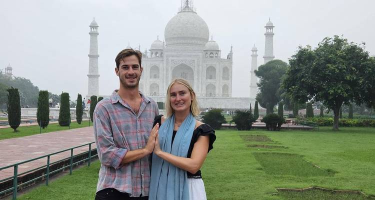 Couple posant devant le Taj Mahal.