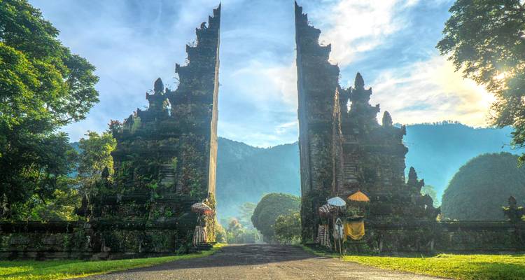 Traditionele Balinese poort met bergachtergrond.