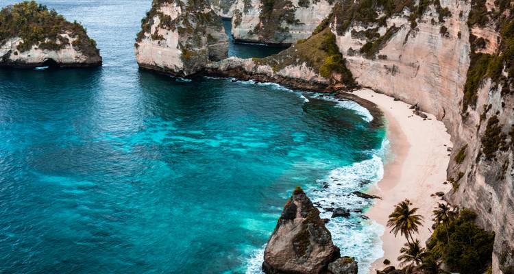 Kustlandschap met kristalhelder water en kliffen.